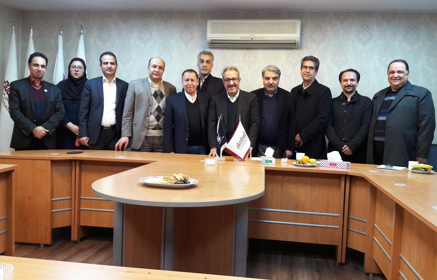 به ترتیب از راست: مهدی مرادزاده‌فرد، محسن قاسمی، سعید جمشیدی‌فرد، منصور شمس‌احمدی، رحمت‌اله صادقیان، عبدالرضا تالانه، هوشنگ خستوئی، مهران آقایی، مصطفی باتقوا، مریم علیشیری، امیر ابراهیم‌زاده، دوشنبه، 16 بهمن 1396، اتاق جلسات دفتر انجمن حسابداران خبره ایران